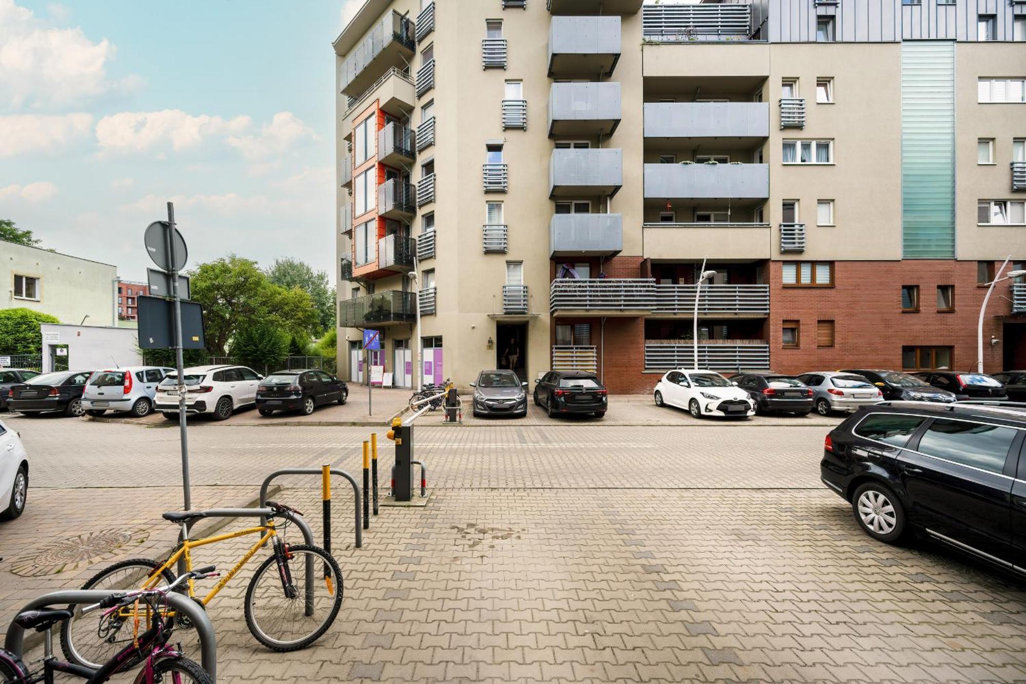 Rodzinne Z Parkingiem Sky Tower Centrum By Renters Wroclaw