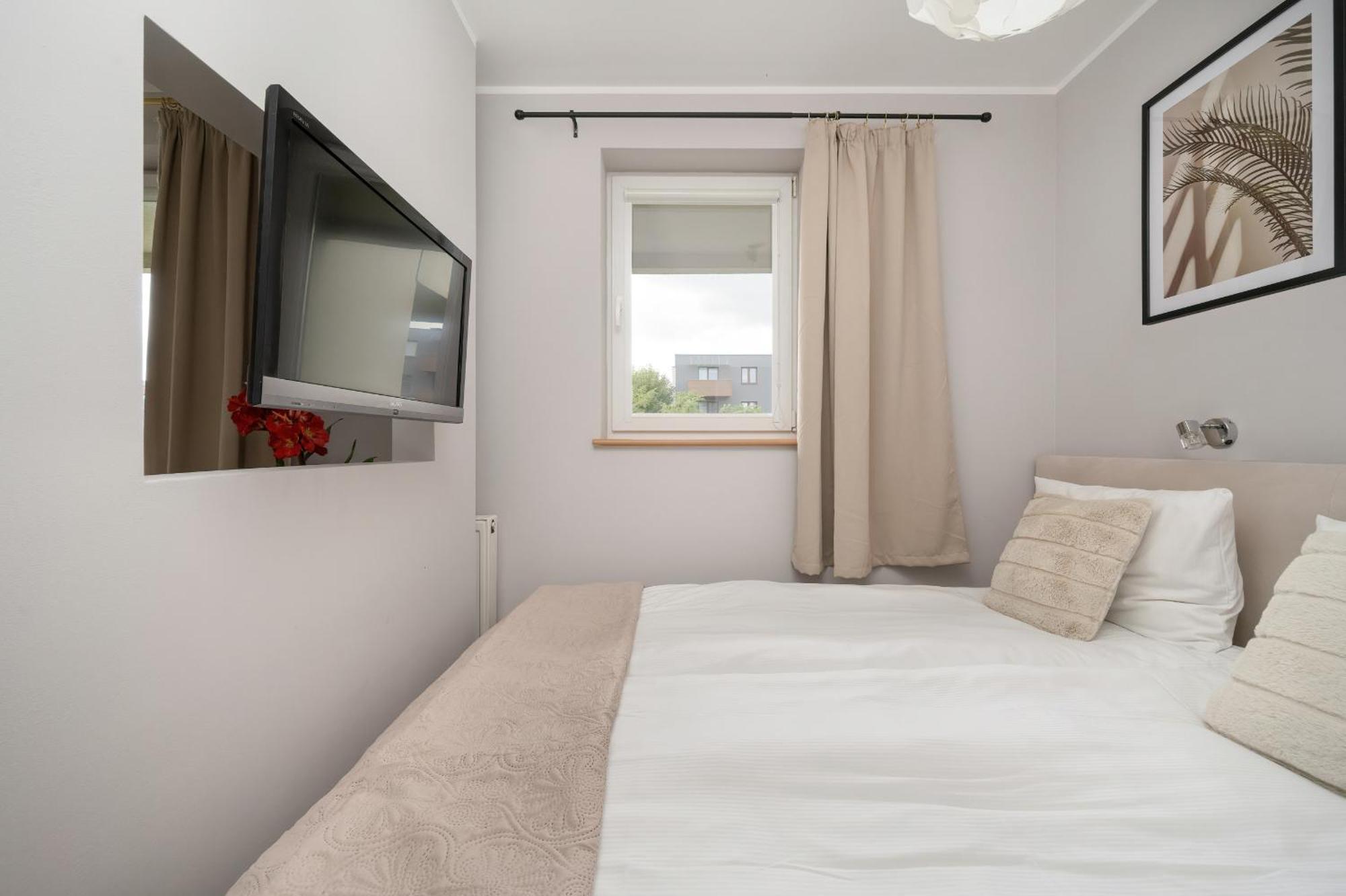 Apartment Rodzinne Z Parkingiem Sky Tower Centrum By Renters *