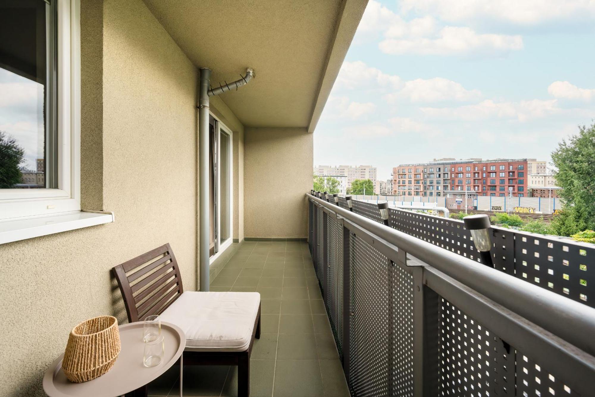 Rodzinne Z Parkingiem Sky Tower Centrum By Renters Apartment Wroclaw